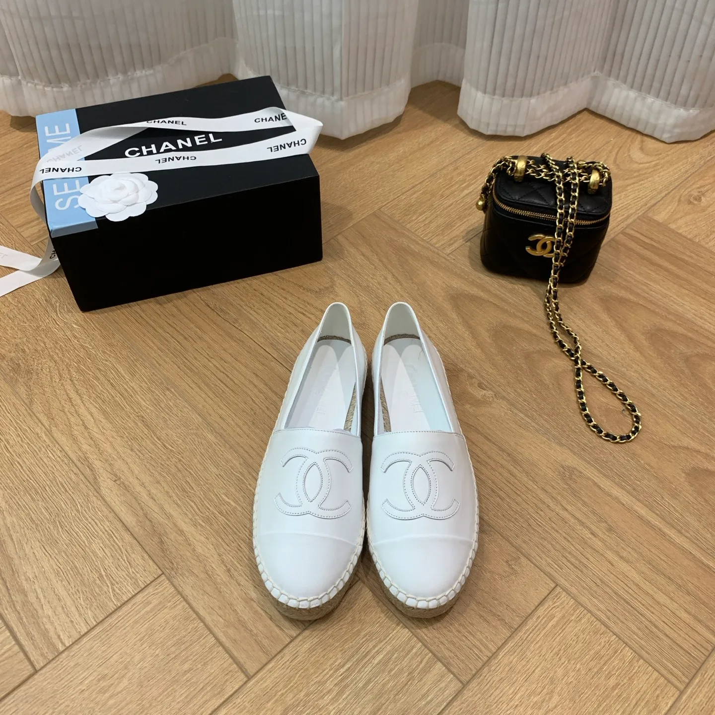 👟👟Ex-factory price 440👟👟 👑New colors are coming ✌️New version of Chanel fisherman shoes is coming❗️Delivered in a full set of top-notch packaging. The quality of my fisherman shoes has not been introduced much, everyone who has had them knows it! The original customized upper, and my outsole is the original translucent outsole, the opaque outsole is the wrong version, full set of authentic packaging ❗️ size: 35-40, running price